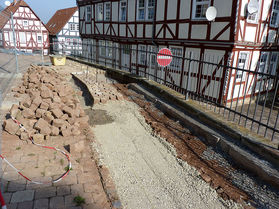 Pflaster- und Treppenarbeiten an St. Crescentius (Foto:Karl-Franz Thiede)